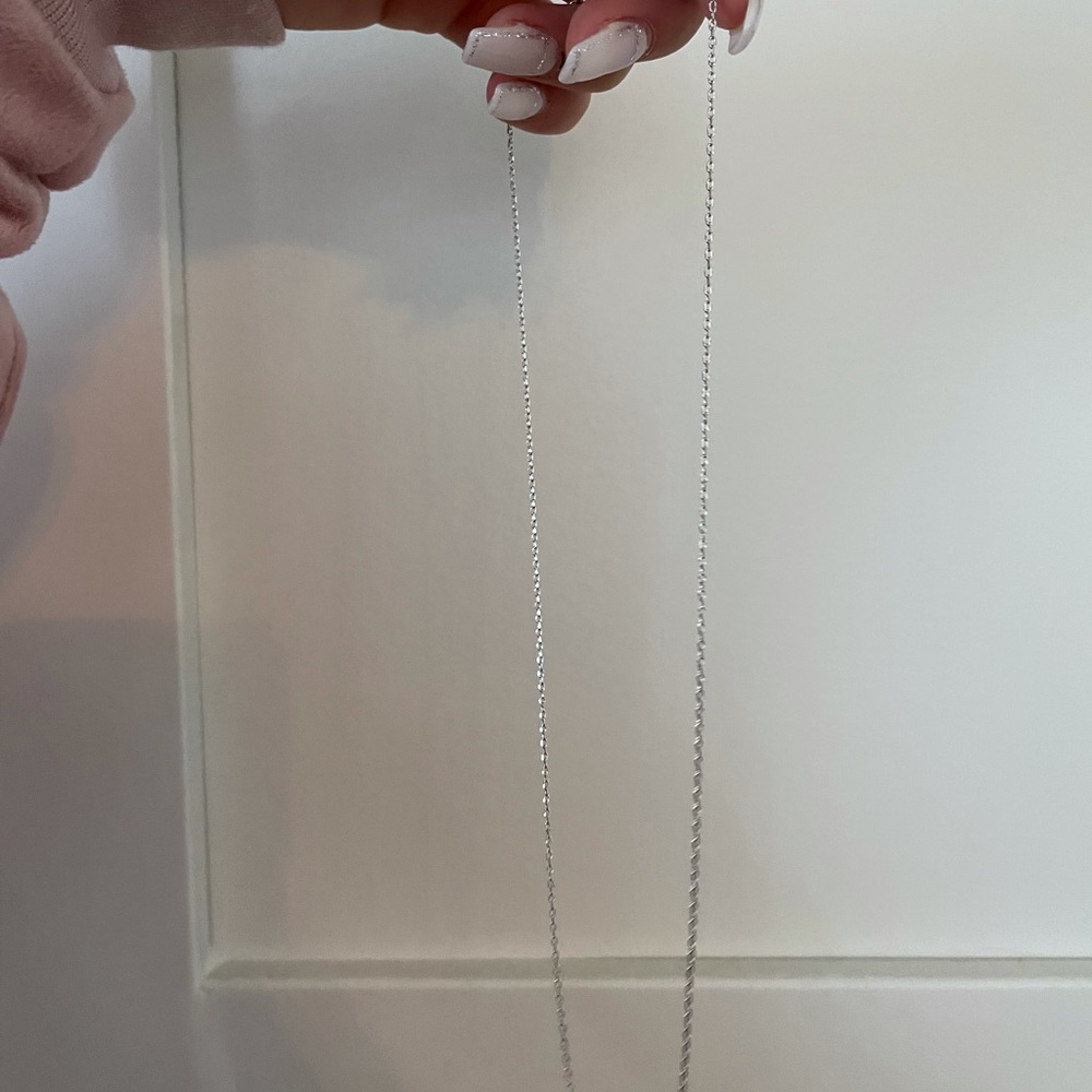 Never worn, perfect condition, silver chain